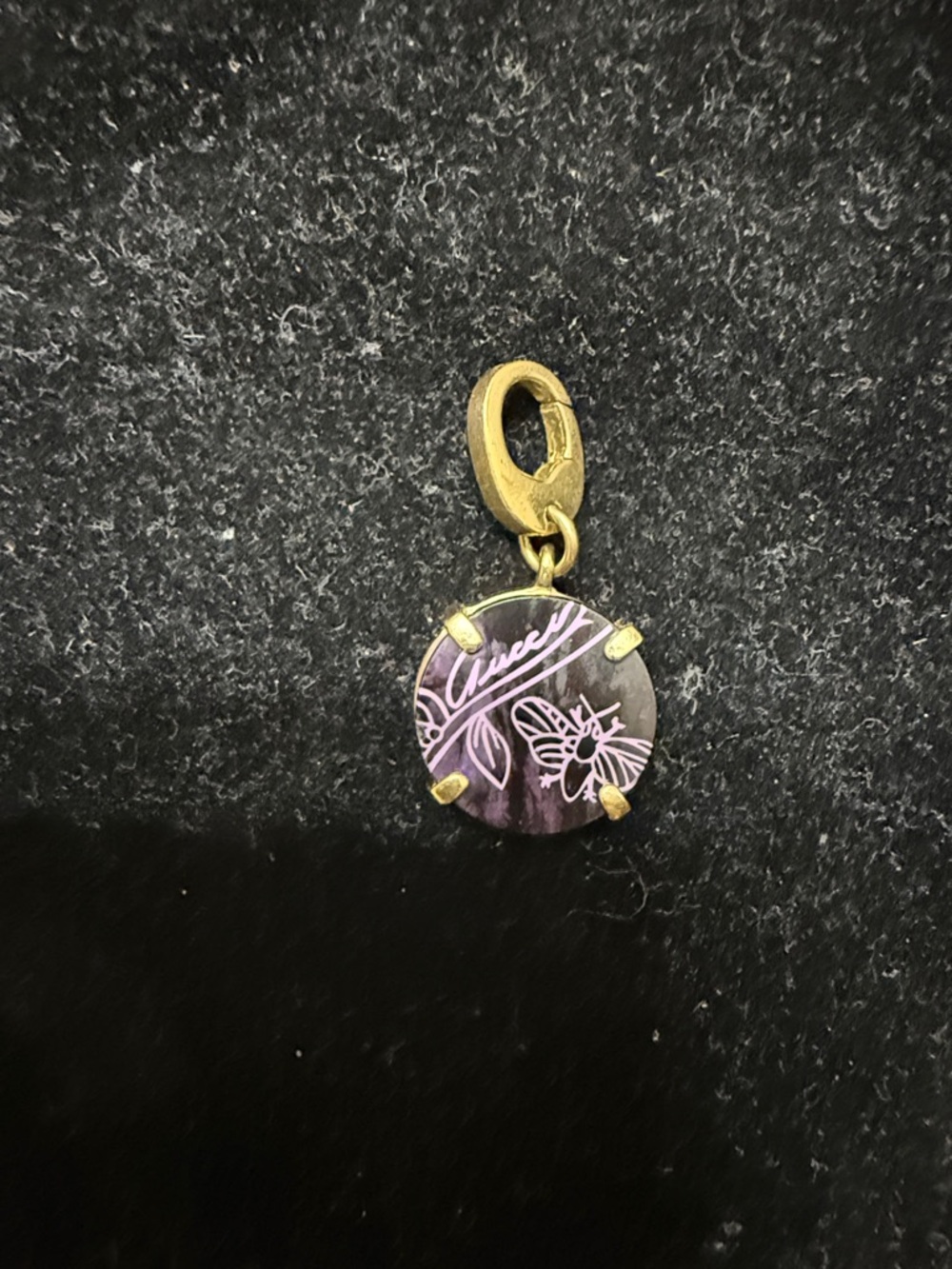 Gucci Flora pendant in 18 Karat Yellow gold with snap clasp.